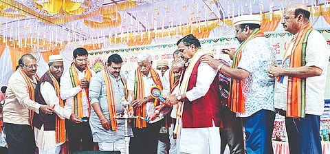 ಹನುಮಸಾಗರ ಶ್ರೀ ಅಂಬಾಭವಾನಿ ದೇವಸ್ಥಾನದಲ್ಲಿ ದೇವಿ ಮೂರ್ತಿ ಪ್ರತಿಷ್ಠಾಪನೆಯ ವಾರ್ಷಿಕೋತ್ಸವ ನಿಮಿತ್ತ ಹಮ್ಮಿಕೊಂಡಿದ್ದ ಸಾಮೂಹಿಕ ಉಪನಯನ, ಸಾಮೂಹಿಕ ವಿವಾಹ ಮತ್ತು ಅಂಬಾಭವಾನಿ ಯಾತ್ರಿ ನಿವಾಸ ಉದ್ಘಾಟನಾ ಸಮಾರಂಭವನ್ನು ಗಣ್ಯರು ಉದ್ಘಾಟಿಸಿದರು. ಶಾಸಕ ದೊಡ್ಡನಗೌಡ ಎಚ್. ಪಾಟೀಲ್, ರಾಜ್ಯಸಭಾ ಸದಸ್ಯ ನಾರಾಯಣಸಾ ಭಾಂಡಗೆ, ದಿಶಾ ಸಮಿತಿ ಸದಸ್ಯ ದೊಡ್ಡಬಸನಗೌಡ ಪಾಟೀಲ್ ಬಯ್ಯಪುರ, ಉಡುಪಿಯ ಪುತ್ತಿಗೆ ಮಠದ ಪಂಡಿತ ಡಾ.ಬಿ. ಗೋಪಾಲಾಚಾರ್ಯ. ಎಸ್‌ಎಸ್‌ಕೆ ಸಮುದಾಯದ ರಾಜ್ಯಾಧ್ಯಕ್ಷ ಶಶಿಕುಮಾರ ಮೇಹರವಡೆ, ಯುವ ಘಟಕದ ರಾಜ್ಯಾಧ್ಯಕ್ಷ ವೆಂಕಟೇಶ ಕಾಟವಾ ಇತರರಿದ್ದರು.