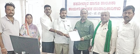 ನೆರೆ ಪರಿಹಾರ ನೀಡುವಂತೆ ಒತ್ತಾಯಿಸಿ ರೈತ ಮುಖಂಡರು ಗುರುವಾರ ಹುಲಸೂರಿನಲ್ಲಿ ತಹಸೀಲ್ದಾರ್​ ಶಿವಾನಂದ ಮೇತ್ರೆ ಅವರಿಗೆ ಮನವಿಪತ್ರ ಸಲ್ಲಿಸಿದರು. ರೈತ ಪ್ರಮುಖರಾದ ವೀರಪ್ಪ ಚೌರೆ, ಬಸಪ್ಪ ಚೌರೆ, ಸಂಜುಕುಮಾರ ಬಂಡೆಪ್ಪ, ಧನರಾಜ ಚೌರೆ, ಲಕ್ಷ್ಮೀ ಬಾಯಿ ಪ್ರಕಾಶ, ಆಕಾಶ ಚೌರೆ ಇದ್ದರು