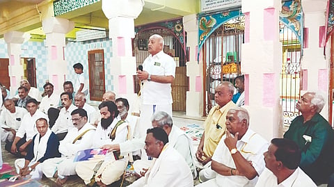 ಕೊಳ್ಳೇಗಾಲದ ಶ್ರೀ ರಾಮಲಿಂಗ ಚೌಡೇಶ್ವರಿ ದೇವಾಲಯದಲ್ಲಿ ಭಾನುವಾರ ನಡೆದ ದೇವಾಂಗ ಸಮಾಜದ ಮಹಾಸಭೆಯಲ್ಲಿ ದೇವಾಂಗ ಸಮಾಜದ ಯಜಮಾನ ನಾಗರಾಜಯ್ಯ ಅಚ್ಗಾಳ್ ಮಾತನಾಡಿದರು. ಡಿ.ಜೆ.ಸುರೇಶ್, ಸುಬ್ರಹ್ಮಣ್ಯ, ಮಾಸ್ಟರ್ ವೀರಭದ್ರಯ್ಯ, ಮುರಳಿ, ನಾರಾಯಣಸ್ವಾಮಿ ಇತರರಿದ್ದರು.