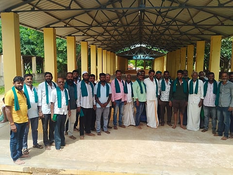 ಪಟ್ಟಣದ ಕೃಷಿ ಮಾರುಕಟ್ಟೆ ಆವರಣದಲ್ಲಿ ಮಂಗಳವಾರ ಕರ್ನಾಟಕ ರಾಜ್ಯ ರೈತ ಸಂಘ ಹಾಗೂ ಹಸಿರುಸೇನೆ ಕೊಳ್ಳೇಗಾಲ ತಾಲೂಕು ಸಮಿತಿಗೆ ನೂತನ ಪದಾಧಿಕಾರಿಗಳನ್ನು ಆಯ್ಕೆ ಮಾಡಲಾಯಿತು.ಗೌಡೇಗೌಡ, ರವಿನಾಯ್ಡು, ಕುಮಾರಸ್ವಾಮಿ, ಲೋಕೇಶ್ ಇತರರಿದ್ದರು. 