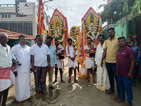 ತಾಲೂಕಿನ ಸತ್ತೇಗಾಲ ಗ್ರಾಮದ ಕೋಟೆ ಬೀದಿಯಲ್ಲಿ ಮಂಗಳವಾರ ಶ್ರೀ ಕ್ಷೇತ್ರ ಕುರುಬನಟ್ಟೆ ಕಂಡಾಯಗಳ ಉತ್ಸವ ಶ್ರದ್ಧಾಭಕ್ತಿಯಿಂದ ಜರುಗಿತು. ಕೆ.ಎಸ್.ಮಂಟ್ಯ, ಲಿಂಗ ರಾಜು, ಕಾಳಯ್ಯ, ಶಾಂತರಾಜು ಇತರರಿದ್ದರು. 