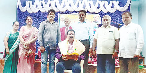 ಕೊಳ್ಳೇಗಾಲದಲ್ಲಿ ಲಯನ್ಸ್ ಸಂಸ್ಥೆಯಿಂದ ಆಯೋಜಿಸಿದ್ದ ಶಿಕ್ಷಕರ ದಿನಾಚರಣೆಯಲ್ಲಿ ನಿವೃತ್ತ ಪ್ರಾಂಶುಪಾಲ ಶ್ರೀಧರ್ ಅವರನ್ನು ಸನ್ಮಾನಿಸಲಾಯಿತು. ಬಿ.ಎಂ.ಪುಟ್ಟಮಾದಪ್ಪ, ಎಸ್.ನಾಗರಾಜು, ಚೆನ್ನಮಾದೇಗೌಡ ಇತರರು ಇದ್ದರು.
