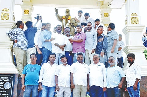 ಕೊಳ್ಳೇಗಾಲ ಪಟ್ಟಣದ ಬಾಬಾ ಸಾಹೇಬ್ ಪ್ರತಿಮೆಗೆ ಡಾ.ಅಂಬೇಡ್ಕರ್ ಅಭಿವೃದ್ಧಿ ನಿಗಮದ ಅಧ್ಯಕ್ಷ ಪಿ.ನರೇಂದ್ರ ಮಾಲಾರ್ಪಣೆ ಮಾಡಿದರು. ರಾಜೇಂದ್ರ, ಎಸ್.ಅನಂದ ಮೂರ್ತಿ, ಪಾಪಣ್ಣ, ಜಗದೀಶ್, ಮಲ್ಲಿಕಾರ್ಜುನ್ ಇತರರು ಇದ್ದರು.