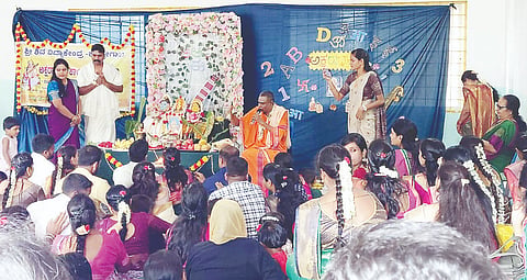 ಕೊಳ್ಳೇಗಾಲ ಪಟ್ಟಣದಲ್ಲಿ ಭಾನುವಾರ ವಿಶ್ವಚೇತನ ಸಮೂಹ ವಿದ್ಯಾ ಸಂಸ್ಥೆಗಳ ಅಂಗ ಸಂಸ್ಥೆ ಶಿವ ವಿದ್ಯಾ ಕೇಂದ್ರದಲ್ಲಿ ಅಜ್ಜಿಪುರ ಪಟ್ಟದ ಮಠದ ನಂದೀಶ ಶಿವಾಚಾರ್ಯ ಸ್ವಾಮೀಜಿ ಸಾನ್ನಿಧ್ಯದಲ್ಲಿ ವಿದ್ಯಾರ್ಥಿಗಳಿಗೆ ಅಕ್ಷರಾಭ್ಯಾಸ ಕಾರ್ಯಕ್ರಮ ನಡೆಯಿತು. 