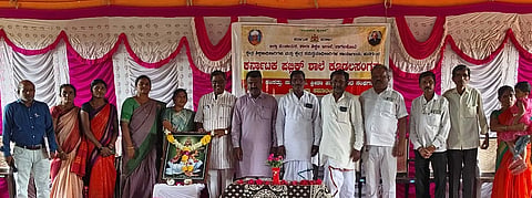 ಕೂಡಲಸಂಗಮ ಕರ್ನಾಟಕ ಪಬ್ಲಿಕ ಶಾಲೆಯಲ್ಲಿ ಹಮ್ಮಿಕೊಂಡಿದ್ದ ಸಾಂಸ್ಕೃತಿಕ, ಕ್ರೀಡಾ ಚಟುವಟಿಕೆಗಳ ಉದ್ಘಾಟನೆ, ಶಾಲಾ ಸಂಸತ್ ಪದಾಧಿಕಾರಿಗಳ ಪ್ರಮಾಣ ವಚನ ಸಮಾರಂಭವನ್ನು ಪ್ರೌಢ ಶಾಲೆ ವಿಶ್ರಾಂತ ಮುಖ್ಯಗುರು ಸಂಗಣ್ಣ ಗದ್ದಿ ಉದ್ಘಾಟಿಸಿದರು. ಎಸ್‌ಡಿಎಂಸಿ ಅಧ್ಯಕ್ಷ ಮುತ್ತಣ್ಣ ಕುರಿ, ಉಪನ್ಯಾಸಕಿ ಎನ್.ಬಿ.ತೆಗ್ಗಿನಮಠ, ಎಸ್‌ಡಿಎಂಸಿ ಸದಸ್ಯರಾದ ಮಂಗಳಪ್ಪ ಖಜಗಲ್ಲ ಇತರರಿದ್ದರು.