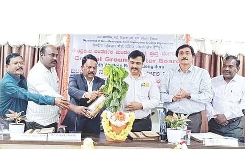 ಕೂಡ್ಲಿಗಿಯಲ್ಲಿ ಹಮ್ಮಿಕೊಂಡಿದ್ದ ರಾಷ್ಟ್ರೀಯ ಜಲಧರಗಳ ನಕಾಶಿಕೆ ಮತ್ತು ಅಂತರ್ಜಲ ಸಂರಕ್ಷಣೆ ಕುರಿತ ಸಾರ್ವಜನಿಕ ಸಂವಹನ ಕಾರ್ಯಕ್ರಮವನ್ನು ಕೇಂದ್ರೀಯ ಅಂತರ್ಜಲ ಮಂಡಳಿ ಪ್ರಾದೇಶಿಕ ನಿರ್ದೇಶಕ ಜಿ. ಕೃಷ್ಣಮೂರ್ತಿ ಉದ್ಘಾಟಿಸಿದರು. ಜಿಯೋ ಮಳೆ ನೀರು ಮಂಡಳಿ ಸಂಸ್ಥಾಪಕ ಎನ್.ಜೆ.ದೇವರಾಜ ರೆಡ್ಡಿ, ಜಿಲ್ಲಾ ಅಂತರ್ಜಲ ನಿರ್ದೇಶನಾಲಯದ ಹಿರಿಯ ನಿರ್ದೇಶಕ ವಿ.ಬಸಂತ, ಸಣ್ಣ ನೀರಾವರಿ ಇಲಾಖೆ ಸಹಾಯಕ ಕಾರ್ಯನಿರ್ವಹಕ ಎಂಜನಿಯರ್ ಜೆ.ಮಂಜುನಾಥ, ತಾಪಂ ಲೆಕ್ಕಾಧಿಕಾರಿ ಮರೇಗೌಡ್ರ ಮಾಲತೇಶ, ಮಂಡಳಿಯ ವಿಜ್ಞಾನಿ ಜೆ.ದವಿತ್ ರಾಜ ಇತರರಿದ್ದರು.