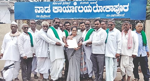 ಲೋಕಾಪುರ ಪಟ್ಟಣದ ನಾಡಕಚೇರಿಯಲ್ಲಿ ಜಿಲ್ಲೆಯನ್ನು ಬರಪೀಡಿತ ಪ್ರದೇಶವೆಂದು ಘೋಷಿಸಬೇಕು ಎಂದು ಆಗ್ರಹಿಸಿ ರೈತ ಮುಖಂಡರು ಉಪತಹಸೀಲ್ದಾರ್ ಬಿ.ಎಸ್. ರಂಗಣ್ಣವರ ಅವರಿಗೆ ಮನವಿ ಸಲ್ಲಿಸಿದರು. ರೈತ ಮುಖಂಡ ಲೋಕಣ್ಣ ಉಳ್ಳಾಗಡ್ಡಿ, ಬಾಳಪ್ಪ ಜೋಗಿ, ಹುಸೇನಸಾಬ ಮುಲ್ಲಾ, ನೂರಸಾಬ ತಾಂಬೋಳಿ, ಬಸಯ್ಯ ಮಠಪತಿ ಇತರರಿದ್ದರು.