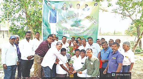 ಲೋಕಾಪುರ ಸಮೀಪದ ಬೀಳಗಿ ಶುಗರ್ ಮೀಲ್ ಲಿ., ಯುನಿಟ್-2 ರನ್ನನಗರ ಕಾರ್ಖಾನೆ ಆವರಣದಲ್ಲಿ ಹಮ್ಮಿಕೊಂಡ ಪರಿಸರ ದಿನಾಚರಣೆ ಕಾರ್ಯಕ್ರಮಕ್ಕೆ ವಿಠ್ಠಲ ತುಮ್ಮರಮಟ್ಟಿ  ಚಾಲನೆ ನೀಡಿದರು. ಎಂ.ಟಿ. ಅರಳಿಕಟ್ಟಿ, ರಾಹುಲ ನಾಡಗೌಡ, ಸಂಗನಗೌಡ ಬೇವೂರ, ದುಗಲದ, ವೆಂಕಣ್ಣ ಪರಡ್ಡಿ, ರಂಗನಾಥ ಯಡಹಳ್ಳಿಇದ್ದರು.