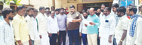 ಲಿಂಗಸುಗೂರಿನ ತಾಲೂಕು ಆಸ್ಪತ್ರೆಯಲ್ಲಿ ಟಿಎಚ್‌ಒ ಡಾ.ಅಮರೇಶ ಪಾಟೀಲ್‌ಗೆ ಮೃತಳ ಪತಿ ಹನುಮಂತ ಹಾಗೂ ಕುಟುಂಬಸ್ಥರು ಮನವಿ ಸಲ್ಲಿಸಿದರು. ಬಸಪ್ಪ ಹಿರೇಕುರುಬರ ಶೀಲಹಳ್ಳಿ, ಹನುಮಂತಪ್ಪ, ನಾಗಪ್ಪ ಈಚನಾಳ, ಹುಲಗಪ್ಪ ಕುಣೆಕೆಲ್ಲೂರು ಇತರರಿದ್ದರು.