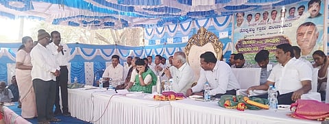 ಮಾಲೂರುMLA ತಾಲೂಕು ತೊರ್ನಹಳ್ಳಿಯಲ್ಲಿ ಹಮ್ಮಿಕೊಂಡಿದ್ದ ಕಾರ್ಯಕ್ರಮದಲ್ಲಿ ಶಾಸಕ ಕೆ.ವೈ.ನಂಜೇಗೌಡ ಅವರು ಸಾರ್ವಜನಿಕರಿಂದ ಅಹವಾಲು ಸ್ವೀಕರಿಸಿದರು.