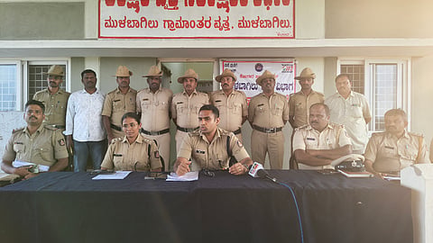 ಮುಳಬಾಗಿಲು ಗ್ರಾಮಾಂತರ ಪೊಲೀಸ್​ ಠಾಣೆಯಲ್ಲಿ ಏರ್ಪಡಿಸಿದ್ದ ಸುದ್ದಿಗೋಷ್ಟಿಯಲ್ಲಿ ಜಿಲ್ಲಾ ಪೊಲೀಸ್​ ಅಧೀಕ್ಷಕ ಬಿ. ನಿಖಿಲ್​ ಮಾತನಾಡಿದರು, ಉಪ ವಿಭಾಗಾಧಿಕಾರಿ ಮನಿಷಾ, ಸಿಪಿಐ ಕೆ.ಜಿ. ಸತೀಶ್​, ಪಿಎಸ್​ಐ ಅರುಣ್​ಗೌಡ ಪಾಟೀಲ್​, ಗೌನಿಪಲ್ಲಿ ವೃತ್ತ ನಿರೀಕ್ಷಕ ಶಿವಕುಮಾರ್​ ಇದ್ದರು.
