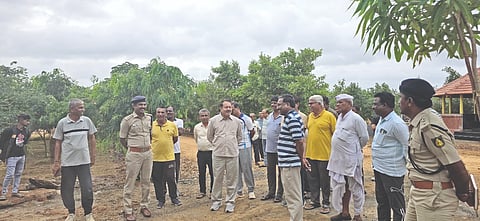 ಮುದ್ದೇಬಿಹಾಳ ಪಟ್ಟಣದ ಹೊರವಲಯದಲ್ಲಿ  ಸಾಲುಮರದ ತಿಮ್ಮಕ್ಕ ಉದ್ಯಾನವನ( ಟ್ರೀ ಪಾರ್ಕ್) ಕಾಮಗಾರಿಯನ್ನು ಮಂಗಳವಾರ ಶಾಸಕ ಸಿ. ಎಸ್.ನಾಡಗೌಡ ಪರಿಶೀಲಿಸಿದರು.  ಬಸನಗೌಡ ಬಿರಾದಾರ, ಶರಣು ಸಜ್ಜನ, ವೆಂಕನಗೌಡ ಪಾಟೀಲ, ಡಾ, ವಿರೇಶ ಪಾಟೀಲ ಮತ್ತಿತರರಿದ್ದರು.