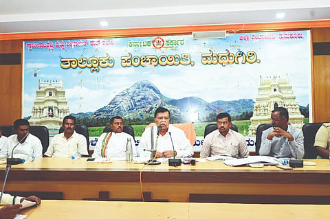 ಮಧುಗಿರಿ ತಾಪಂ ಸಭಾಂಗಣದಲ್ಲಿ ನರೇಗಾ ಯೋಜನೆಯ ಕಾಮಗಾರಿಗಳ ಕ್ರಿಯಾಯೋಜನೆ ತಯಾರಿ ಕುರಿತಂತೆ ಹಮ್ಮಿಕೊಂಡಿದ್ದ ಅಧಿಕಾರಿಗಳು ಮತ್ತು  ಪಿಡಿಒಗಳ ಸಭೆಯಲ್ಲಿ ಉಪವಿಭಾಗಾಧಿಕಾರಿ ಗೋಟೂರು ಶಿವಪ್ಪ, ತಾಪಂ ಇಒ ಬಿ.ಕೆ ಉತ್ತಮ್​, ಸಹಾಯಕ ನಿರ್ದೇಶಕ ಧನಂಜಯ, ಡಿವೈಎಸ್ಪಿ ಮಂಜುನಾಥ್​ ಇತರರು ಇದ್ದರು. 