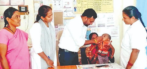 ಬಾಗೇಪಲ್ಲಿ ತಾಲೂಕಿನ ಪಾತಪಾಳ್ಯ ಪ್ರಾಥಮಿಕ ಆರೋಗ್ಯ ಕೇಂದ್ರದಲ್ಲಿ ಹಮ್ಮಿಕೊಂಡಿದ್ದ ಉಚಿತ ಲಸಿಕಾ ಕಾರ್ಯಕ್ರಮದಲ್ಲಿ ಡಾ.ವಿನೋದ್​ಕುಮಾರ್​ ಮಗುವಿಗೆ ಲಸಿಕೆ ಹಾಕಿದರು. ಪ್ರಾಥಮಿಕ ಆರೋಗ್ಯ ಸುರಕ್ಷ ಅಧಿಕಾರಿ ಪಿ.ಎ.ಶಶಿಕಲಾ, ಜೆ.ವಿ.ಹರ್ಷಿಯಾಭಾನು ಇದ್ದರು. 