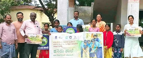 ಬಾಗೇಪಲ್ಲಿ ತಾಲೂಕಿನ ಶಿವಪುರ ಸರ್ಕಾರಿ ಹಿರಿಯ ಪ್ರಾಥಮಿಕ ಶಾಲೆಯಲ್ಲಿ ಹಮ್ಮಿಕೊಂಡಿದ್ದ ಹಸಿರು ಶಾಲೆ ಕಾರ್ಯಕ್ರಮದಲ್ಲಿ ಎಸ್​ಡಿಎಂಸಿ ಅಧ್ಯಕ್ಷ ಶಂಕರಪ್ಪ, ಶಿಕ್ಷಕರಾದ ಶಂಷಿಯಾಬಾನು, ವೆಂಕಟರವಣಪ್ಪ, ಅನಂತಮೂರ್ತಿ, ಮುಖ್ಯ ಶಿಕ್ಷಕ ಲಕ್ಷಿ$್ಮಪತಿ ಇತರರಿದ್ದರು. 