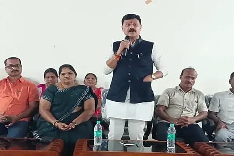 ರಿಪ್ಪನ್‌ಪೇಟೆಯಲ್ಲಿ ಆಯೋಜಿಸಿದ್ದ ವಿವಿಧ ಕಾಮಗಾರಿಗಳಿಗೆ ಶಂಕುಸ್ಥಾಪನೆಯ ವೇದಿಕೆ ಕಾರ್ಯಕ್ರಮದಲ್ಲಿ ಶಾಸಕ ಗೋಪಾಲಕೃಷ್ಣ ಬೇಳೂರು ಮಾತನಾಡಿದರು. ಸುಧೀಂದ್ರ ಪೂಜಾರಿ, ಧನಲಕ್ಷ್ಮೀ, ಎಂ.ಎಂ.ಪರಮೇಶ್ ಇತರರಿದ್ದರು.