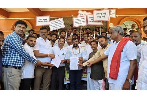  ಶಿರಸ್ತೇದಾರ್‌ಗೆ ಸೇವಾ ಸಂಘದ ತಾಲೂಕು ಘಟಕ ಮನವಿ 