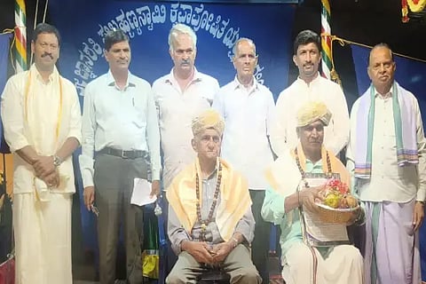 ಕಮ್ಮರಡಿಯಲ್ಲಿ ಆಯೋಜಿಸಿದ್ದ ಪಟ್ಲ ಟ್ರಸ್ಟಿನ ಕಮ್ಮರಡಿ ಘಟಕದ ವಾರ್ಷಿಕೋತ್ಸವದ ಸಭೆಯಲ್ಲಿ ಸಾಧಕರನ್ನು ಗೌರವಿಸಲಾಯ್ತು. ಪಟ್ಲ ಸತೀಶ್ ಶೆಟ್ಟಿ, ಸತೀಶ್ ರೈ, ಶೇಷಾದ್ರಿ ಭಟ್, ರಾಜಶೇಖರ ಭಟ್ ಇದ್ದರು.