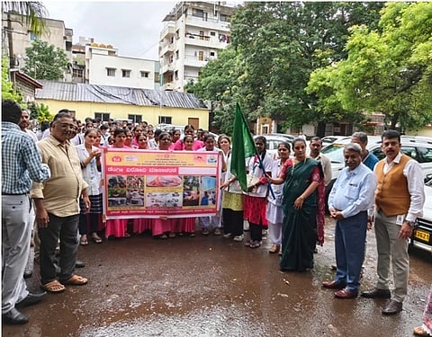  -ಬೆಳಗಾವಿ ತಾಲೂಕಾ ಆರೋಗ್ಯಾಧಿಕಾರಿಗಳ ಕಚೇರಿಯಲ್ಲಿ ಶುಕ್ರವಾರ ಜಾಗೃತಿ ಜಾಥಾಗೆ ಪ್ರೀತಿ ಕಾಮಕರ ಚಾಲನೆ ನೀಡಿದರು. ಡಾ. ಐ.ಪಿ. ಗಡಾದ ಡಾ.ಸಂಜೀವ ನಾಂದ್ರೆ, ಡಾ.ಚಾಂದನಿ ದೆವಡಿ ಇತರರಿದ್ದರು.