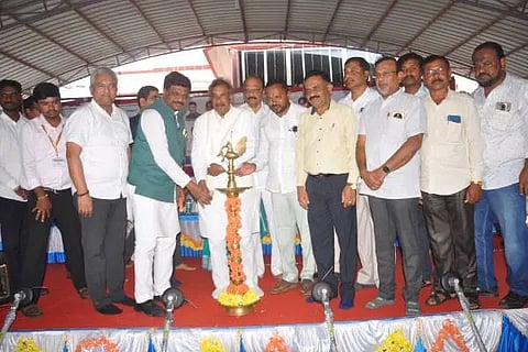 ಚಿಕ್ಕಮಗಳೂರು ಜಿಲ್ಲೆ ಅಜ್ಜಂಪುರದ ಬೀರಲಿಂಗೇಶ್ವರ ಸಮುದಾಯ ಭವನದಲ್ಲಿ ನೀರಿ ಬಳಕೆದಾರರ ಸಂಘದಿಂದ ರೈತರಿಗೆ ಕೃಷಿ ಪರಿಕರಗಳ ವಿತರಣೆ ಕಾರ್ಯಕ್ರಮವನ್ನು ಜಿಲ್ಲಾ ಉಸ್ತುವಾರಿ ಸಚಿವ ಕೆ.ಜೆ.ಜಾರ್ಜ್‌ ಉದ್ಘಾಟಿಸಿದರು.
