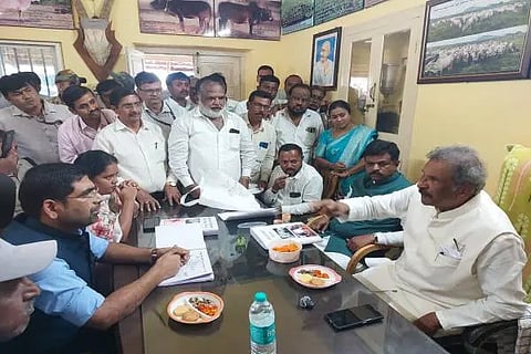 ಚಿಕ್ಕಮಗಳೂರು ಜಿಲ್ಲೆ ಅಜ್ಜಂಪುರ ಸಮೀಪದ ಅಮೃತ್‌ ಮಹಲ್‌ ಕಾವಲ್‌ನಲ್ಲಿ ಜಿಲ್ಲಾ ಉಸ್ತವಾರಿ ಸಚಿವ ಕೆ.ಜೆ.ಜಾರ್ಜ್‌ ಅಧಿಕಾರಿಗಳ ಸಭೆ ನಡೆಸಿದರು.