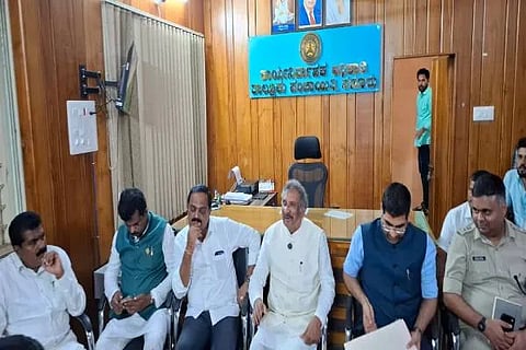 ಕಡೂರಿನ ತಾಪಂ ಕಚೇರಿಯಲ್ಲಿ ಜಿಲ್ಲಾ ಉಸ್ತವಾರಿ ಸಚಿವ ಕೆ.ಜೆ.ಜಾರ್ಜ್ ಸುದ್ದಿಗೋಷ್ಠಿ ನಡೆಸಿದರು.