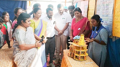 ಚಿಂತಾಮಣಿ ತಾಲೂಕಿನ ಕೈವಾರ ಅಂಬೇಡ್ಕರ್​ ಶಾಲೆಯಲ್ಲಿ ಹಮ್ಮಿಕೊಂಡಿದ್ದ ವಸ್ತು ಪ್ರದರ್ಶನವನ್ನು ಬಿಇಒ ಉಮಾದೇವಿ ವಿಸಿದರು. ಬಿಆರ್​ಸಿ ಸಮನ್ವಯಾಧಿಕಾರಿ ಗಿರಿಜಮ್ಮ, ಸಂಸ್ಥೆ ಮುಖ್ಯಸ್ಥ ನಂಜಪ್ಪ, ಎಸ್​.ಎಂ.ರೋಜಾ, ಮುಖ್ಯಶಿಕ್ಷಕ ಸುರೇಶ, ಮಂಜುಳಾ, ನೇತ್ರಾ ಇದ್ದರು.