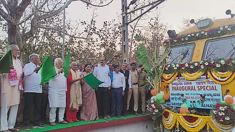 ದಾಂಡೇಲಿ ಅಂಬೆವಾಡಿಯ ರೈಲು ನಿಲ್ದಾಣದಲ್ಲಿ ದಾಂಡೇಲಿ-ಅಳ್ನಾವರ ರೈಲು ಸಂಚಾರಕ್ಕೆ ಕೇಂದ್ರ ಸಚಿವ ವಿ. ಸೋಮಣ್ಣ ಶನಿವಾರ ಚಾಲನೆ ನೀಡಿದರು. ಶಾಸಕ ಆರ್.ವಿ. ದೇಶಪಾಂಡೆ, ಸಂಸದ ವಿಶ್ವೇಶ್ವರ ಹೆಗಡೆ ಕಾಗೇರಿ, ಮಾಜಿ ಶಾಸಕಿ ರೂಪಾಲಿ ನಾಯ್ಕ, ಮಾಜಿ ಶಾಸಕ ಸುನೀಲ ಹೆಗಡೆ, ಮಾಜಿ ಎಂಎಲ್‌ಸಿ ಎಸ್.ಎಲ್. ಘೊಟ್ನೆಕರ, ಇದ್ದರು.