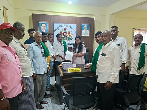 ಗೌರಿಬಿದನೂರು&ಮಂಚೇನಹಳ್ಳಿ ತಾಲೂಕಿನ ಆರ್ಕುಂದ ಗ್ರಾಮದಲ್ಲಿ ನಡೆಯುತ್ತಿರುವ ಅಕ್ರಮ ಗಣಿಗಾರಿಕೆ ನಿಲ್ಲಿಸುವಂತೆ ಒತ್ತಾಯಿಸಿ ತಹಸೀಲ್ದಾರ್​ ಪೂರ್ಣಿಮಾ ಅವರಿಗೆ ಸಾರ್ವಜನಿಕರು ಮನವಿ ಸಲ್ಲಿಸಿದರು.ರೈತ ಸಂಘದ ತಾಲೂಕು ಅಧ್ಯಕ್ಷ ಬಿ.ವಿ. ಲೋಕೇಶ್​ ಗೌಡ, ಮುಖಂಡರಾದ ಮುದ್ದು ರಂಗಪ್ಪ, ರಾಜಣ್ಣ, ಆದಿನಾರಾಯಣಪ್ಪ, ಸರವಣ್​, ಗಣೇಶ್​, ಗೋವಿಂದಪ್ಪ ರಾಜಣ್ಣ, ವೆಂಕಟೇಶ್​ ನಾರಾಯಣಪ್ಪ, ಬಾಬು ಇದ್ದರು.