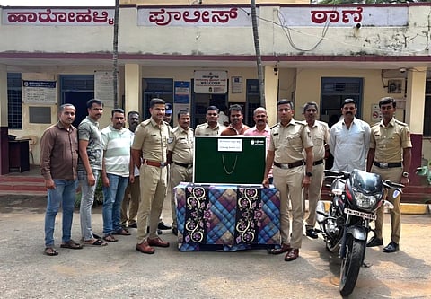ಕಳ್ಳತನ ಪ್ರಕರಣದಲ್ಲಿ ಆರೋಪಿಗಳಿಂದ ಹಾರೋಹಳ್ಳಿ ಠಾಣೆ ಪೊಲೀಸರು ವಶಪಡಿಸಿಕೊಂಡಿರುವ ಚಿನ್ನದ ಮಾಂಗಲ್ಯ ಸರ ಹಾಗೂ ಬೈಕ್​.