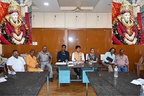 ಹುಬ್ಬಳ್ಳಿ ಶ್ರೀ ಸಿದ್ಧಾರೂಢಮಠದ ಸಭಾಗೃಹದಲ್ಲಿ ಶನಿವಾರ ಏರ್ಪಡಿಸಿದ್ದ ಸುದ್ದಿಗೋಷ್ಠಿಯಲ್ಲಿ ಶ್ರೀ ಸಿದ್ಧಾರೂಢಮಠ ಟ್ರಸ್ಟ್ ಕಮಿಟಿ ಚೇರಮನ್ ಚನ್ನವೀರ ಡಿ. ಮುಂಗುರವಾಡಿ ಮಾತನಾಡಿದರು. ವೈಸ್ ಚೇರ್‌ಮನ್ ವಿನಾಯಕ ಎ. ಘೋಡಕೆ, ವಿ.ವಿ. ಮಲ್ಲಾಪುರ, ಡಾ. ಗೋವಿಂದ ಮಣ್ಣೂರ, ಬಸವರಾಜ ಕಲ್ಯಾಣಶೆಟ್ಟರ, ಬಾಳು ಮಗಜಿಕೊಂಡಿ, ಗೀತಾ ಕಲಬುರ್ಗಿ, ಉದಯಕುಮಾರ ನಾಯ್ಕ ಇದ್ದರು.   