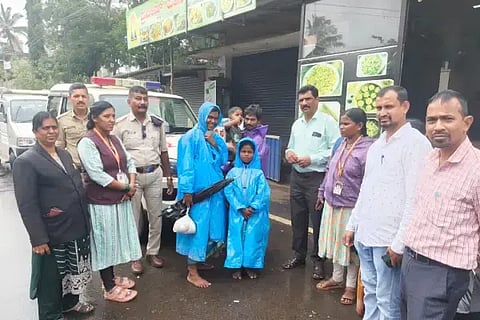 ಕಾರ್ಗಲ್ನಲ್ಲಿ ಪೊಲೀಸರಿಂದ ರಕ್ಷಿಸಲ್ಪಟ್ಟ ಕೂಲಿ ಕಾರ್ಮಿಕ ಕುಟುಂಬ. ಅಣ್ಣಪ್ಪ, ಪುರುಷೋತ್ತಮ, ಎಂ.ಕೆ.ಸುರೇಶ್ ಇತರರಿದ್ದರು.
