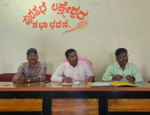 ಲಕ್ಷ್ಮೇಶ್ವರ ಪುರಸಭೆಯಲ್ಲಿ (CLESN) ಕರೆಯಲಾದ ಅಧಿಕಾರಿಗಳು ಹಾಗೂ ಪೌರ ಕಾರ್ಮಿಕರ ಸಭೆಯಲ್ಲಿ ಜಿಲ್ಲಾ ಉಪವಿಭಾಗಾಧಿಕಾರಿ ಗಂಗಪ್ಪ ಎಂ. ಮಾತನಾಡಿದರು. ತಹಸೀಲ್ದಾರ್ ಧನಂಜಯ ಎಂ, ಮುಖ್ಯಾಧಿಕಾರಿ ಮಾಂತೇಶ ಬೀಳಗಿ ಇದ್ದರು. 
