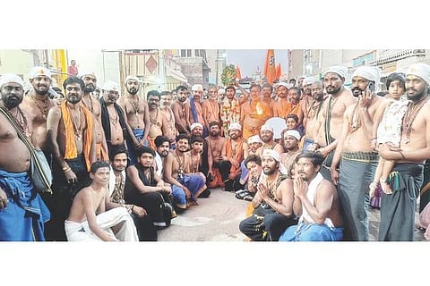 ಮಸ್ಕಿಯಲ್ಲಿ ಮಾಲಾಧಾರಿಗಳಿಂದ ಅಯ್ಯಪ್ಪಸ್ವಾಮಿಯ ಪೂಜಾಮೂರ್ತಿಯನ್ನು  ಮೆರವಣಿಗೆ ಮಾಡಲಾಯಿತು. ಮಾಲಾಧಾರಿಗಳಾದ ಬಸನಗೌಡ ಪೋ.ಪಾಟೀಲ, ಮಲ್ಲಯ್ಯ ಬಳಿಗಾರ, ಸಿದ್ದರಾಮಯ್ಯ ಗಡ್ಡಿಮಠ, ವೀರೇಶ ಬಳಿಗಾರ, ಪ್ರಶಾಂತ ಸಜ್ಜನ, ಶಿವಪ್ಪ ಕಾಯಿಪಲ್ಲೆ, ನಾಗರಾಜ, ಬಸವರಾಜ ಕಡಬೂರು, ಪರಶುರಾಮ, ಲಿಂಗಪ್ಪ, ಮಲ್ಲು ನಂದಿನಾಳ, ಕಾರ್ತಿಕ್, ನಾಗರಾಜ, ಮಣಿಕಂಠ ಚಿನ್ನಿ, ರಾಮ, ರವಿಕುಮಾರ, ಸಾಗರ ಇತರರಿದ್ದರು.