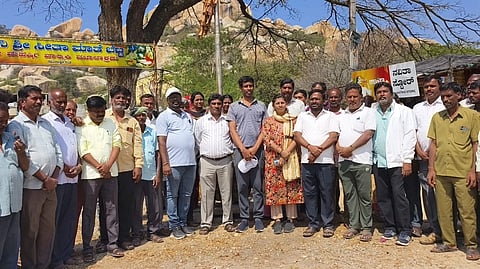 ಮುಳಬಾಗಿಲು ತಾಲೂಕು clean ಆವಣಿ ಗ್ರಾಮದ ಪುರಾಣ ಪ್ರಸಿದ್ಧ ಶ್ರೀರಾಮಲಿಂಗೇಶ್ವರ ದೇವರ ಜಾತ್ರಾ ಮಹೋತ್ಸವ ಅಂಗವಾಗಿ ಆವಣಿ ಗ್ರಾಮವನ್ನು ಸ್ವಚ್ಛಗೊಳಿಸಲಾಯಿತು. ತಾಪಂ ಕಾರ್ಯನಿರ್ವಹಣಾಧಿಕಾರಿ ಎನ್​.ವಿ. ಬಾಬು, ನರೇಗಾ ಸಹಾಯಕ ನಿರ್ದೇಶಕ ರವಿಚಂದ್ರ ಇದ್ದರು.