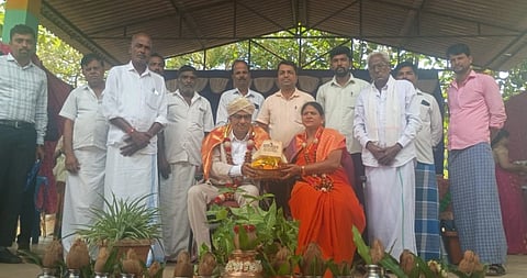 ಮಳವಳ್ಳಿ ತಾಲೂಕಿನ ನೆಲ್ಲಿಗೆರೆ ಸರ್ಕಾರಿ ಪ್ರೌಢಶಾಲೆಯಲ್ಲಿ ಭಾನುವಾರ ಹಮ್ಮಿಕೊಂಡಿದ್ದ ಗುರುವಂನೆ ಮತ್ತು ಬೀಳ್ಕೊಡುಗೆ ಕಾರ್ಯಕ್ರಮದಲ್ಲಿ  ನಿವೃತ್ತ ಶಿಕ್ಷಕ ಆರ್.ಜಿ. ಮಹದೇವಸ್ವಾಮಿ ಹಾಗೂ ಪತ್ನಿ ಸುಶೀಲಾ ಅವರನ್ನು ಗ್ರಾಮಸ್ಥರು ಸನ್ಮಾನಿಸಿದರು.