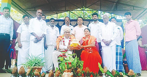 ಮಳವಳ್ಳಿ ತಾಲೂಕಿನ ನೆಲ್ಲಿಗೆರೆ ಸರ್ಕಾರಿ ಪ್ರೌಢಶಾಲೆಯಲ್ಲಿ ಭಾನುವಾರ ಹಮ್ಮಿಕೊಂಡಿದ್ದ ಗುರುವಂನೆ ಮತ್ತು ಬೀಳ್ಕೊಡುಗೆ ಕಾರ್ಯಕ್ರಮದಲ್ಲಿ  ನಿವೃತ್ತ ಶಿಕ್ಷಕ ಆರ್.ಜಿ. ಮಹದೇವಸ್ವಾಮಿ ಹಾಗೂ ಪತ್ನಿ ಸುಶೀಲಾ ಅವರನ್ನು ಗ್ರಾಮಸ್ಥರು ಸನ್ಮಾನಿಸಿದರು.
