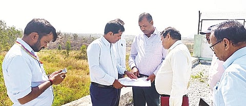 ಹೆಬ್ಬಣಿ ಸಮೀಪ ವಿದ್ಯುತ್ ಉಪ ಕೇಂದ್ರ ಸ್ಥಾಪನೆ ಹಿನ್ನೆಲೆಯಲ್ಲಿ ಜಿಲ್ಲಾಧಿಕಾರಿ ಡಾ.ಕುಮಾರ  ಸ್ಥಳ ಪರಿಶೀಲನೆ ನಡೆಸಿದರು. ಉಪ ವಿಭಾಗಾಧಿಕಾರಿ ಶಿವಮೂರ್ತಿ, ತಹಸೀಲ್ದಾರ್ ಡಾ.ಲೋಕೇಶ್ ಇದ್ದರು.
