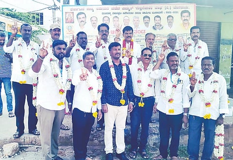 ಮಳವಳ್ಳಿ ಪಟ್ಟಣದಲ್ಲಿ ಕರ್ನಾಟಕ ರಾಜ್ಯ ಅನುಮತಿ ಪಡೆದ ವಿದ್ಯುತ್ ಗುತ್ತಿಗೆದಾರರ ಸಂಘದ ತಾಲೂಕು ಸಮಿತಿಗೆ ಆಯ್ಕೆಯಾದ ಅಧ್ಯಕ್ಷ ಕೆ.ಎನ್.ಗೌರೀಶ್, ಉಪಾಧ್ಯಕ್ಷ ಸಿದ್ದರಾಜು, ನಿರ್ದೇಶಕರನ್ನು ಸದಸ್ಯರು ಹಾಗೂ ಮುಖಂಡರು ಅಭಿನಂದಿಸಿದರು.