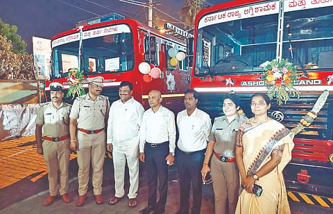 ಮಳವಳ್ಳಿ ಪಟ್ಟಣದಲ್ಲಿ ಪೊಲೀಸ್ ಮತ್ತು ಅಗ್ನಿ ಶಾಮಕ ಇಲಾಖೆ ವತಿಯಿಂದ ಆಯೋಜಿಸಿದ್ದ ಕಾರ್ಯಕ್ರಮದಲ್ಲಿ ಜಲವಾಹನಗಳನ್ನು ಶಾಸಕ ಪಿ.ಎಂ. ನರೇಂದ್ರಸ್ವಾಮಿ ಸಹ್ತಾಂತರಿಸಿದರು. ಐಜಿಪಿ ಬೋರಲಿಂಗಯ್ಯ, ಎಸ್ಪಿ ಶೋಭಾರಾಣಿ ಇದ್ದರು.