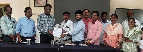 ಮಸ್ಕಿಯಲ್ಲಿ ಜಿಪಂ ಯೋಜನಾಧಿಕಾರಿ ಡಾ.ಟಿ.ರೋಣಿಗೆ ಗ್ರಾಪಂ ಅಭಿವೃದ್ಧಿ ಅಧಿಕಾರಿಗಳು ಮನವಿ ಸಲ್ಲಿಸಿದರು.  ಪಿಡಿಒಗಳಾದ ಮಲ್ಲಯ್ಯ, ತಿಮ್ಮಪ್ಪ ನಾಯಕ, ವಿಶ್ವನಾಥ, ಬಸವಲಿಂಗಪ್ಪ, ಲಕ್ಷ್ಮಣ, ನಾಗೇಶ, ಶಾಂತಪ್ಪ ಕೃಷ್ಣ, ವಸಂತಗೀತಾ ಇತರರಿದ್ದರು.