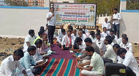 ಮಸ್ಕಿಯ ಶಾಸಕರ ಕಚೇರಿ ಮುಂದೆ ಉತ್ತರ ಕರ್ನಾಟಕ ಪ್ರದೇಶ ವಾಲ್ಮೀಕಿ ನಾಯಕ ಸಂಘ ಪ್ರತಿಭಟನೆ ನಡೆಸಿತು.