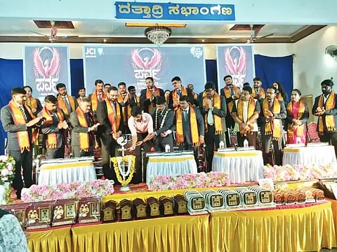ಎನ್.ಆರ್.ಪುರ ತಾಲೂಕು ಮಡಬೂರಿನಲ್ಲಿ ಏರ್ಪಡಿಸಿದ್ದ ಮಧ್ಯವಾರ್ಷಿಕ ಸಮ್ಮೇಳನವನ್ನು ಪ್ರಜ್ವಲ್ ಎಸ್. ಜೈನ್ ಉದ್ಘಾಟಿಸಿದರು. ಎಸ್.ಜಗದೀಶ್, ಅಶೋಕ್, ಶ್ರುತಿ ರೋಹಿತ್, ಆದರ್ಶ ಬಿ. ಗೌಡ, ರಜಿತ್ ವಗಡೆ, ಪ್ರೀತಂ ಇತರರಿದ್ದರು.
