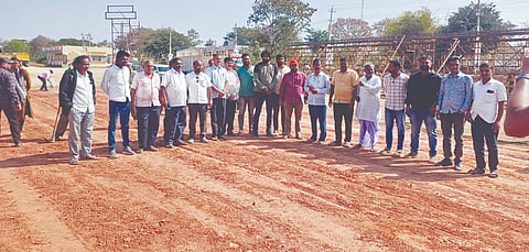 ನವಲಗುಂದ ಪಟ್ಟಣದ ಮಾಡೆಲ್ ಹೈಸ್ಕೂಲ್ ಮೈದಾನದಲ್ಲಿ ಸಂಸದರ ಕ್ರೀಡಾ ಮಹೋತ್ಸವಕ್ಕೆ ಸಿದ್ಧತೆ ನಡೆದಿರುವುದು. ಗಂಗಪ್ಪ ಮನಮಿ, ಸಾಯಿಬಾಬಾ ಆನೆಗುಂದಿ, ನಿಂಗಪ್ಪ ಬಾರಕೇರ, ಪವನ ಪಾಟೀಲ, ಪ್ರಭು ಇಬ್ರಾಹಿಂಪುರ ಇತರರಿದ್ದರು.