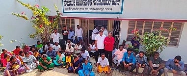 ಪಾಂಡವಪುರದ ಲೋಕೋಪಯೋಗಿ ಕಚೇರಿಗೆ ಜೆಡಿಎಸ್ ಕಾರ್ಯಕರ್ತರು ಮುತ್ತಿಗೆ ಹಾಕಿ ಪ್ರತಿಭಟಿಸಿದರು. ಪುರಸಭೆ ಮಾಜಿ ಸದಸ್ಯರುಗಳಾದ ಆರ್.ಸೋಮಶೇಖರ್, ಚಂದ್ರು, ಶಿವಕುಮಾರ್, ಶೋಭಾ ಕುಮಾರ್ ಇತರರು ಇದ್ದರು.