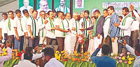 ಪಾಂಡವಪುರ ಪಟ್ಟಣದ ಪಾಂಡವ ಕ್ರೀಡಾಂಗಣದ ಸಮೀಪ ಆಯೋಜಿಸಿದ್ದ ಜೆಡಿಎಸ್  ರಜತಾ ಮಹೋತ್ಸವ, ಜನರೊಂದಿಗೆ ಜನತಾದಳ ಮತ್ತು ಜೆಡಿಎಸ್ ಸದಸ್ಯತ್ವ ನೋಂದಾಣಿ ಅಭಿಯಾನ ಕಾರ್ಯಕ್ರಮವನ್ನು ಪಕ್ಷದ ಯುವ ಘಟಕದ ಅಧ್ಯಕ್ಷ ನಿಖಿಲ್ ಕುಮಾರಸ್ವಾಮಿ ಉದ್ಘಾಟಿಸಿದರು. ಮಾಜಿ ಸಚಿವ ಸಿ.ಎಸ್.ಪುಟ್ಟರಾಜು, ಕೃಷ್ಣರೆಡ್ಡಿ ಇತರರು ಇದ್ದರು.
