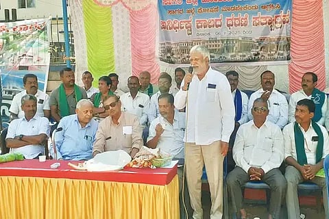 ಸಾಗರವನ್ನು ಜಿಲ್ಲೆಯಾಗಿ ಘೋಷಿಸುವಂತೆ ಒತ್ತಾಯಿಸಿ ಹೋರಾಟ ಸಮಿತಿ ಆಶ್ರಯದಲ್ಲಿ ಎಸಿ ಕಚೇರಿ ಎದುರು ಹಮ್ಮಿಕೊಂಡಿರುವ ಅನಿರ್ದಿಷ್ಟಾವಧಿ ಧರಣಿ ಸತ್ಯಾಗ್ರಹದಲ್ಲಿ ರಾಜ್ಯೋತ್ಸವ ಪ್ರಶಸ್ತಿ ಪುರಸ್ಕೃತ ಬಿ.ಟಾಕಪ್ಪ ಕಣ್ಣೂರು ಮಾತನಾಡಿದರು. ಬಿ.ಆರ್.ಜಯಂತ್, ಅ.ಪು.ನಾರಾಯಣಪ್ಪ, ಟಿ.ಡಿ.ಮೇಘರಾಜ್, ಮಹ್ಮದ್ ಖಾಸಿಂ ಇತರರಿದ್ದರು.