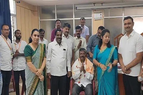 ಶಿಕಾರಿಪುರ ಬಸ್ ನಿಲ್ದಾಣದಲ್ಲಿ ಧ್ವನಿವರ್ಧಕದ ಮೂಲಕ ಸ್ವಚ್ಛತೆ ಬಗ್ಗೆ ಜಾಗೃತಿ ಮೂಡಿಸುತ್ತಿರುವ ನಿವೃತ್ತ ಶಿಕ್ಷಕ ದುರ್ಗಪ್ಪ ಅವರನ್ನು ಸನ್ಮಾನಿಸಲಾಯಿತು. ಸುನಂದಾ ಮಂಜುನಾಥ್, ರೂಪಾ, ನಾಗರಾಜ್ ಗೌಡ, ರಮೇಶ್, ಭರತ್ ಇತರರಿದ್ದರು.