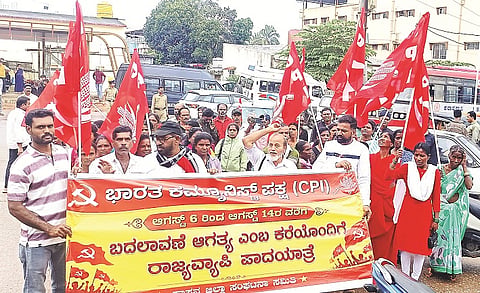 ಸಕಲೇಶಪುರದಲ್ಲಿ ಭಾರತ ಕಮ್ಯುನಿಸ್ಟ್ ಪಕ್ಷ ವತಿಯಿಂದ ಪಾದಯಾತ್ರೆ ನಡೆಯಿತು. ಎಂ.ಸಿ.ಡೋಂಗ್ರೆ, ಹರೀಶ್, ಸುವರ್ಣಾ, ರಾಜು ಇತರರಿದ್ದರು.