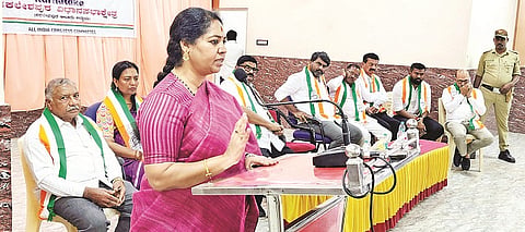 ಸಕಲೇಶಪುರ ಬ್ಲಾಕ್ ಕಾಂಗ್ರೆಸ್‌ನಿಂದ ಆಯೋಜಿಸಿದ್ದ ಸಂಘಟನ್ ಸೃಜನ್ ಕಾರ್ಯಕ್ರಮದಲ್ಲಿ ತಮಿಳುನಾಡು ಮೈಲದುತ್ತೂರಿ ಕ್ಷೇತ್ರದ ಸಂಸದೆ ಆರ್. ಸುಧಾ ಮಾತನಾಡಿದರು. ಮುರುಳಿಮೋಹನ್, ಲಕ್ಷ್ಮಣ್,  ವಿಜಯಕುಮಾರ್, ಬೈರಮುಡಿಚಂದ್ರು,ಅನ್ನಪೂರ್ಣ ಇದ್ದರು.